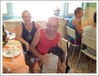 Foto con gli ospiti nella sala pranzo di Villa Marina